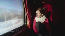 Die Reisejournalistin Julia Finkernagel in einem Abteil der Transsibirischen Eisenbahn