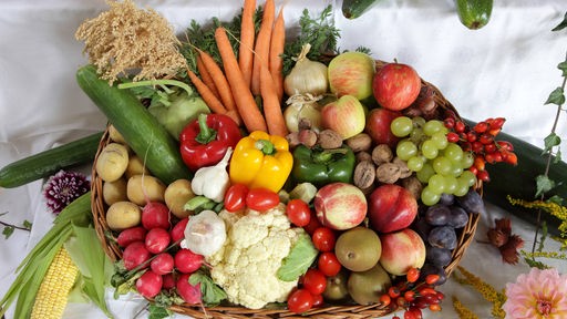 Korb gefüllt mit Obst und Gemüse