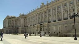 Fast menschenleerer großer Platz in Madrid mit dem Regierungsgebäude.