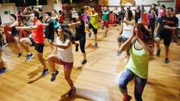 Männer und Frauen beim Aerobic.