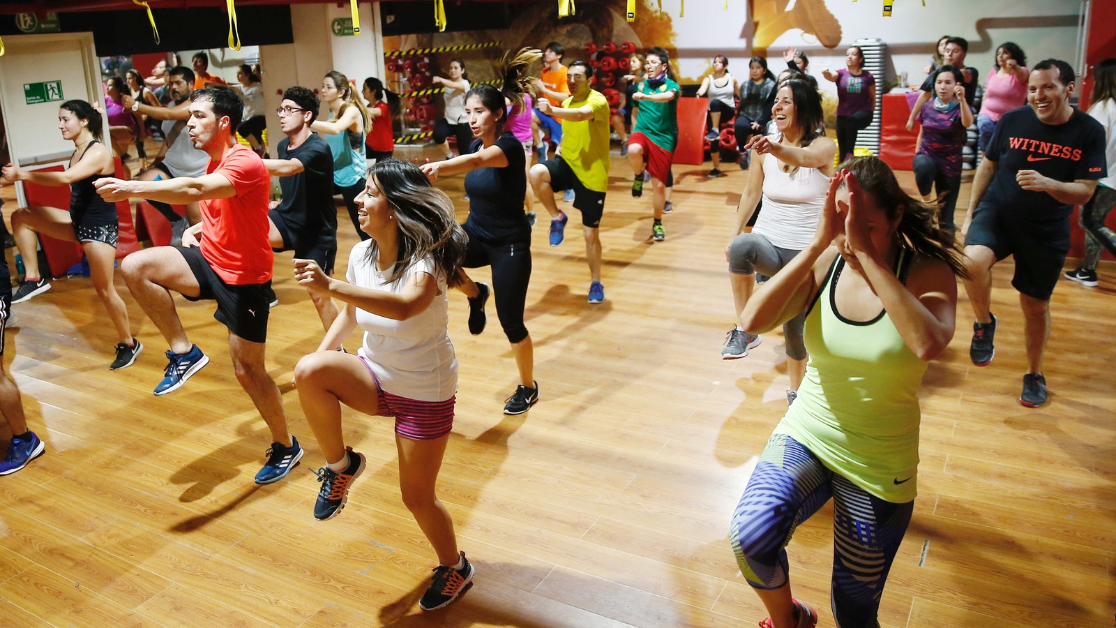 Männer und Frauen beim Aerobic.