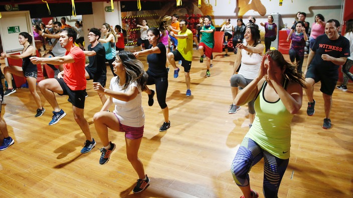 Männer und Frauen beim Aerobic.
