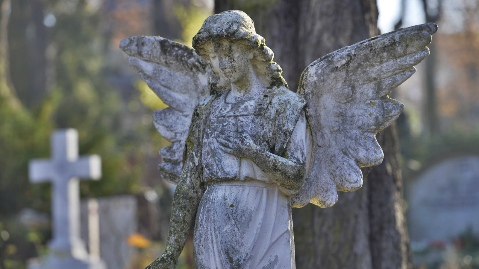 Engelsfigur auf einem Friedhof