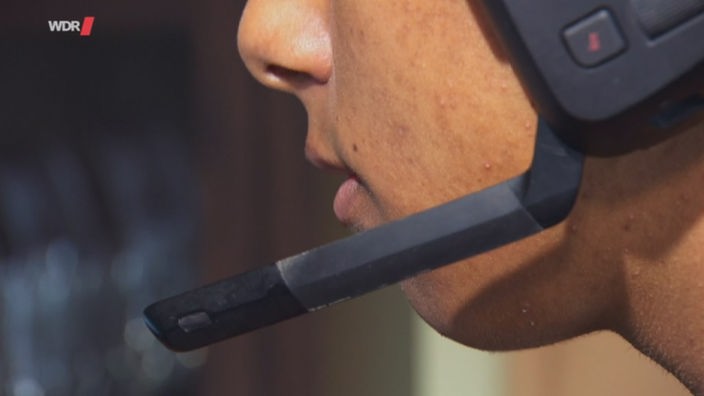 Großaufnahme von einem Mund, der in ein Headset-Mikro spricht