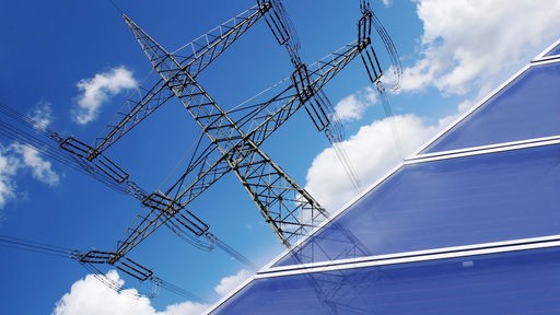 Fotomontage mit Blick auf einen Strommasten vor blauem Himmel mit Wolken; im rechten Bildbereich ist ein Solarpanel zu sehen.