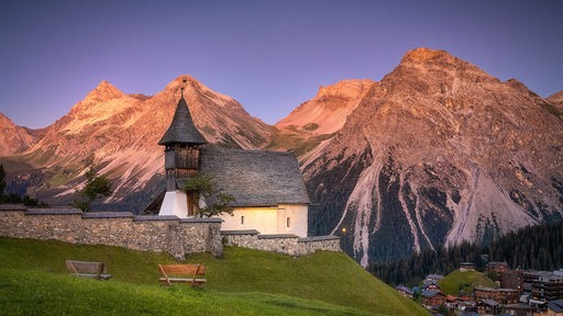 Bergkirchli Arosa vor Alpenpanorama.