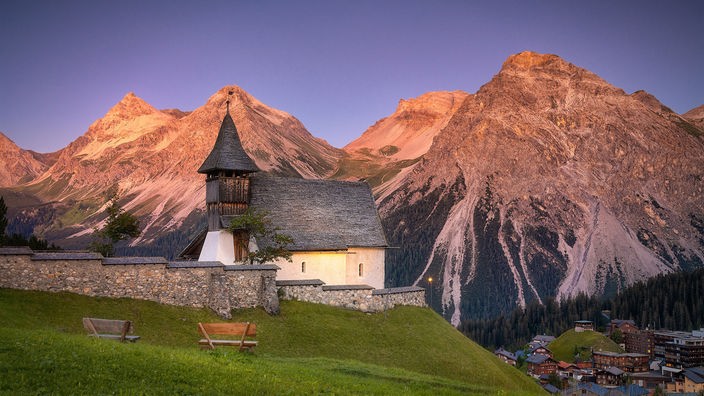 Das Bergkirchli Arosa vor Alpenpanorama.