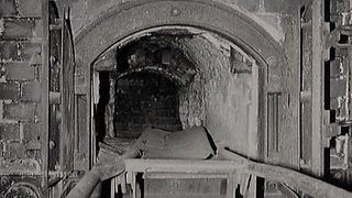 Schwarzweißaufnahme: Blick auf den offenen Verbrennungsofen des Krematoriums auf Schloss Grafeneck.
