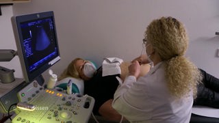 Ultraschalluntersuchung am Bauchraum einer Patientin.