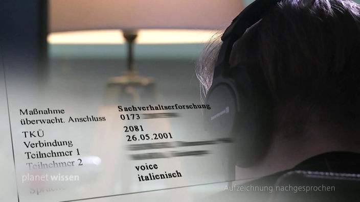Eine Person mit Kopfhörer von hinten mit eingeblendetem Text eines Abhörprotokolls.
