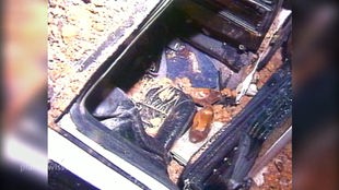 Foto eines ausgebombten Autos.