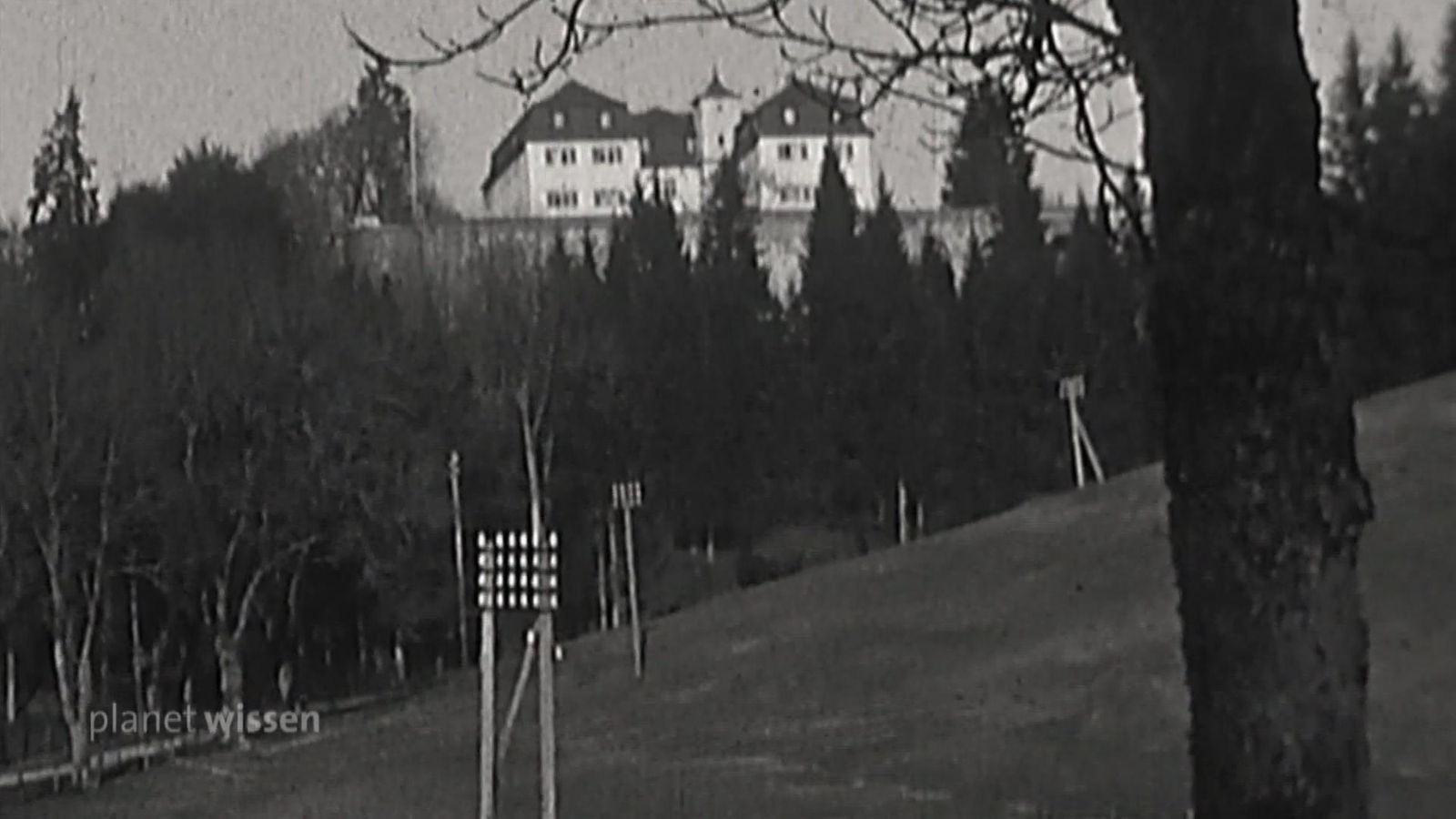 Schwarzweißfotografie: Schloss Grafeneck aus dem Tal aufgenommen.