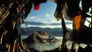 Blick durch Gebetsfahnen auf den Roten Berg in Lhasa