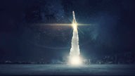 Grafik: Eine Rakete startet vor der schemenhaften Skyline einer Stadt in den mit Sternen übersäten Nachthimmel.