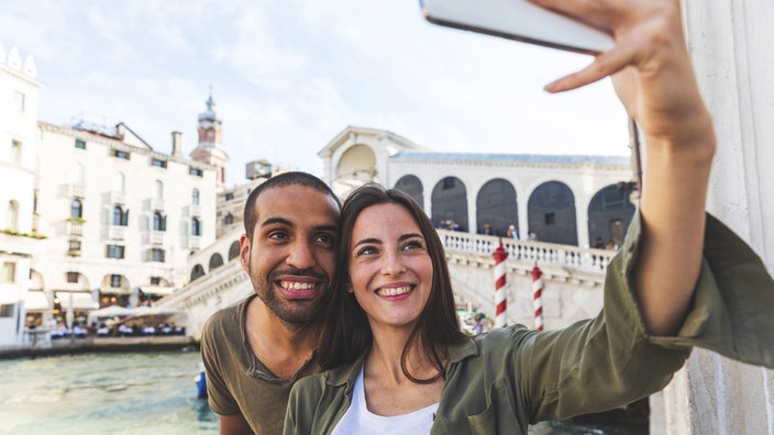 Pärchen schießt ein Selfie. | Bildquelle: Imago Pärchen schießt ein Selfie.