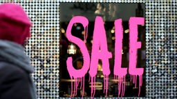 Auf einem Schaufenster der Schriftzug "Sale"