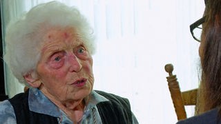 Eine Hundertjährige im Interview mit Forscherin