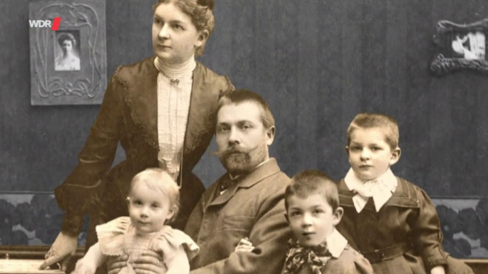 Schwarzweißfoto: Ein Vater mit seiner Frau und den drei Kindern