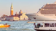 Großes Kreuzfahrtschiff in der Lagune von Venedig 