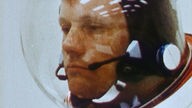 Neil Armstrong unter dem Helm seines Astronautenanzuges.
