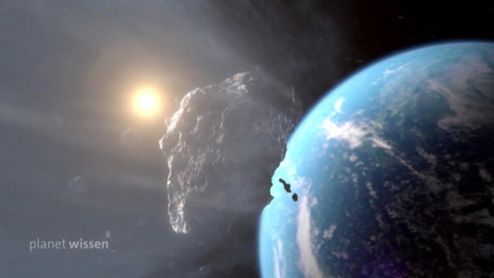 Ein Asteroide rast auf die blaue Erde im Weltraum zu.
