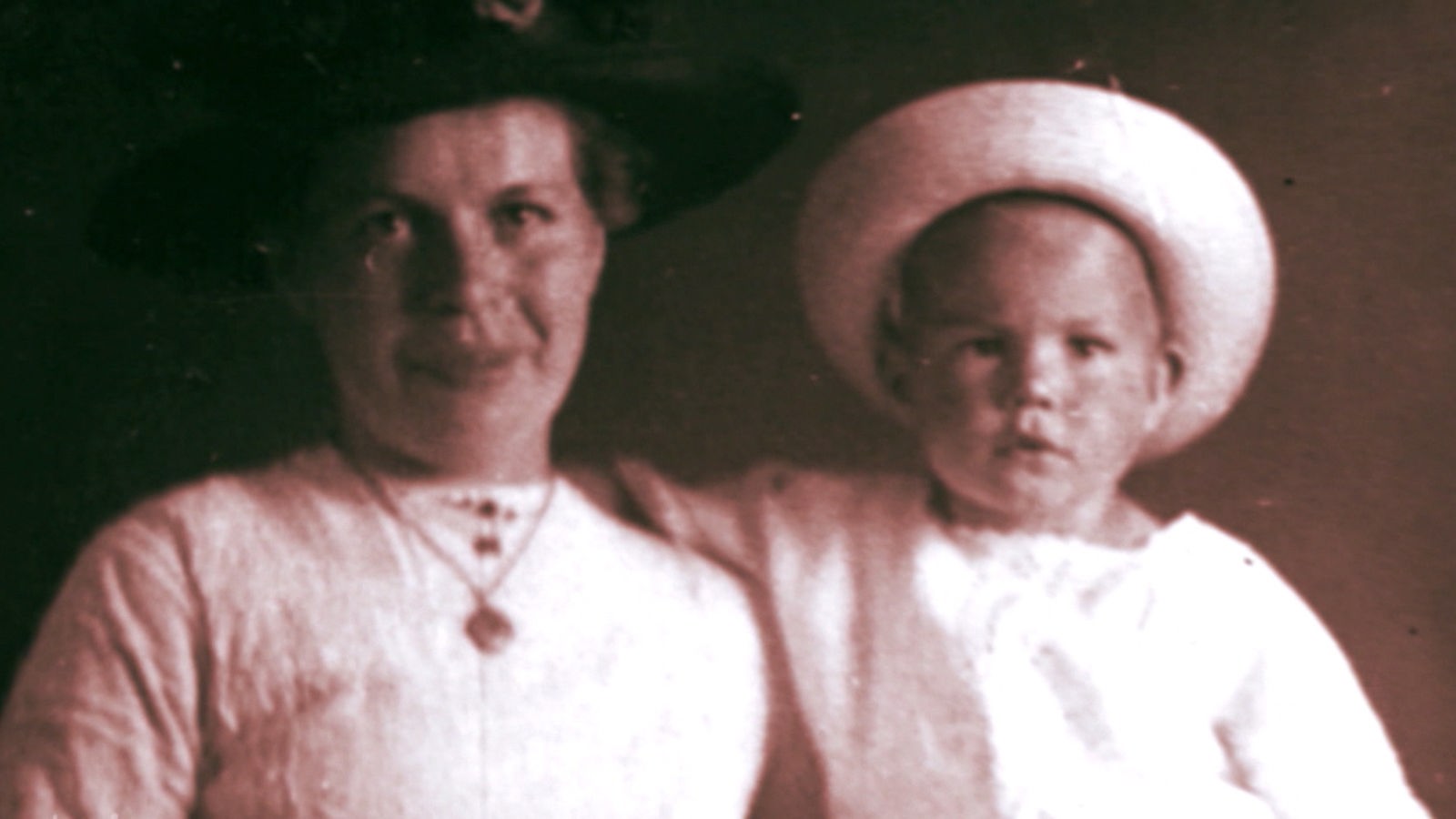 Kinderbild von Willy Brandt mit seiner Mutter