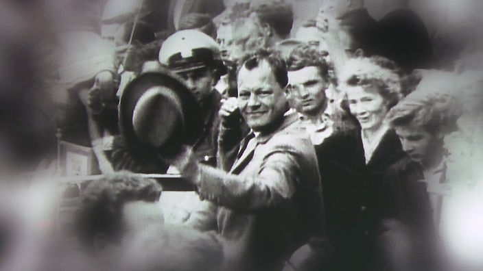 Willy Brandt in einer Menschenmenge