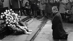 Willy Brandt geht vor dem Denkmal des Warschauer Ghettos auf die Knie