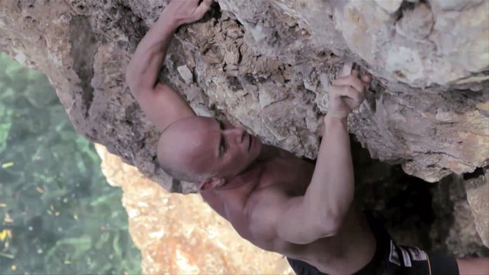 Thomas Bubendorfer klettert an einer steilen Felswand.