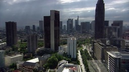 Blick auf die Straßenschluchten und Hochhäuser der Frankfurter Innenstadt.