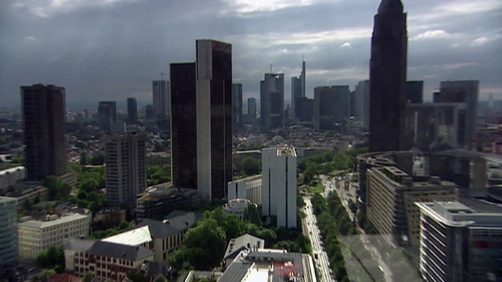 Blick auf die Straßenschluchten und Hochhäuser der Frankfurter Innenstadt.