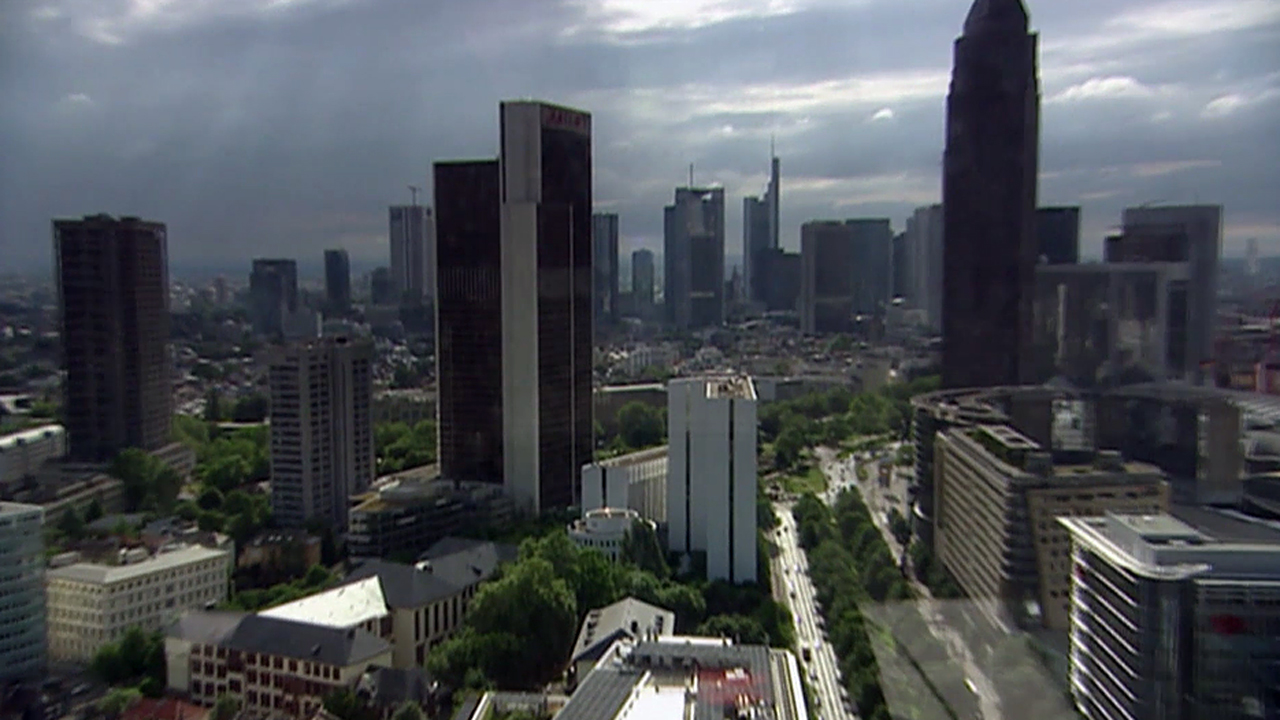Blick auf die Straßenschluchten und Hochhäuser der Frankfurter Innenstadt.