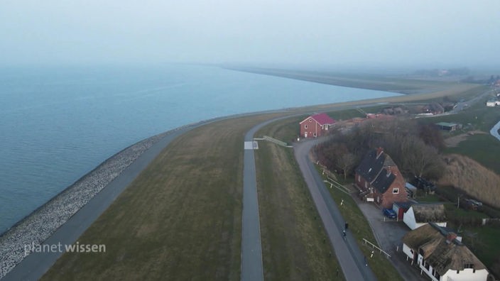 Luftaufnahme eines Deiches an der deutschen Nordseeküste.