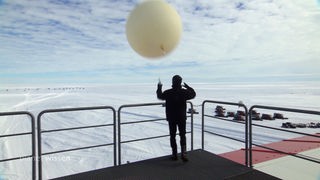 Ein Forscher der Neumayer Station III startet einen Wetterballon in der Antarktis.