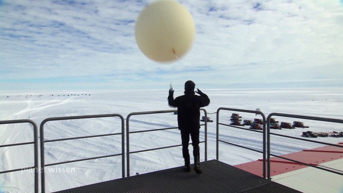 Ein Forscher der Neumayer Station III startet einen Wetterballon in der Antarktis.