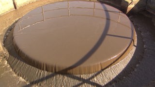 Braunes Schmutzwasser in einem Sprudelbecken in einem Klärwerk.