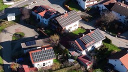 Luftaufnahme: Blick auf Einfamilienhäuser, die alle eine Solaranlage auf den Dächern aufweisen.