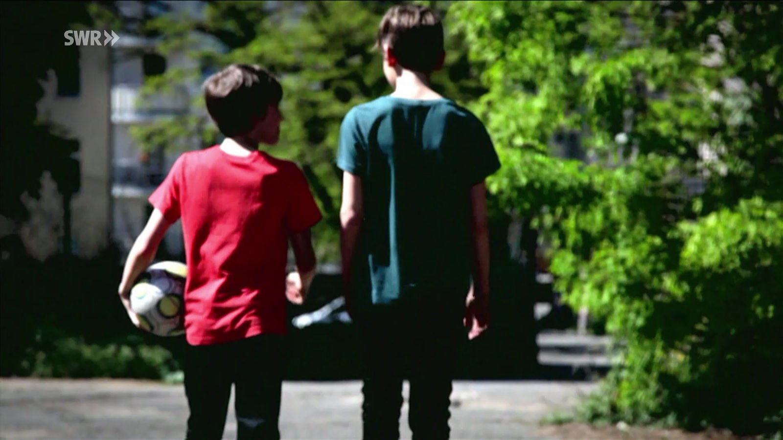 Zwei Jungen laufen nebeneinander.
