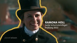 Porträtaufnahme der Schornsteinfegerin Ramona Holl in ihrer Berufskleidung.