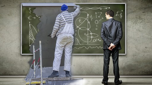 Ein Handwerker verputzt eine Schultafel auf der mathematische Symbole stehen. Neben ihm steht ein Mann im Anzug.