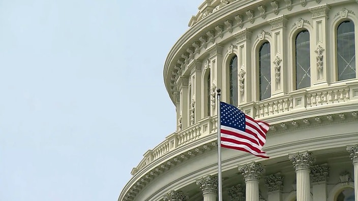 Bildausschnitt: Die US-amerikanische Fahne weht vor dem Kapitol.