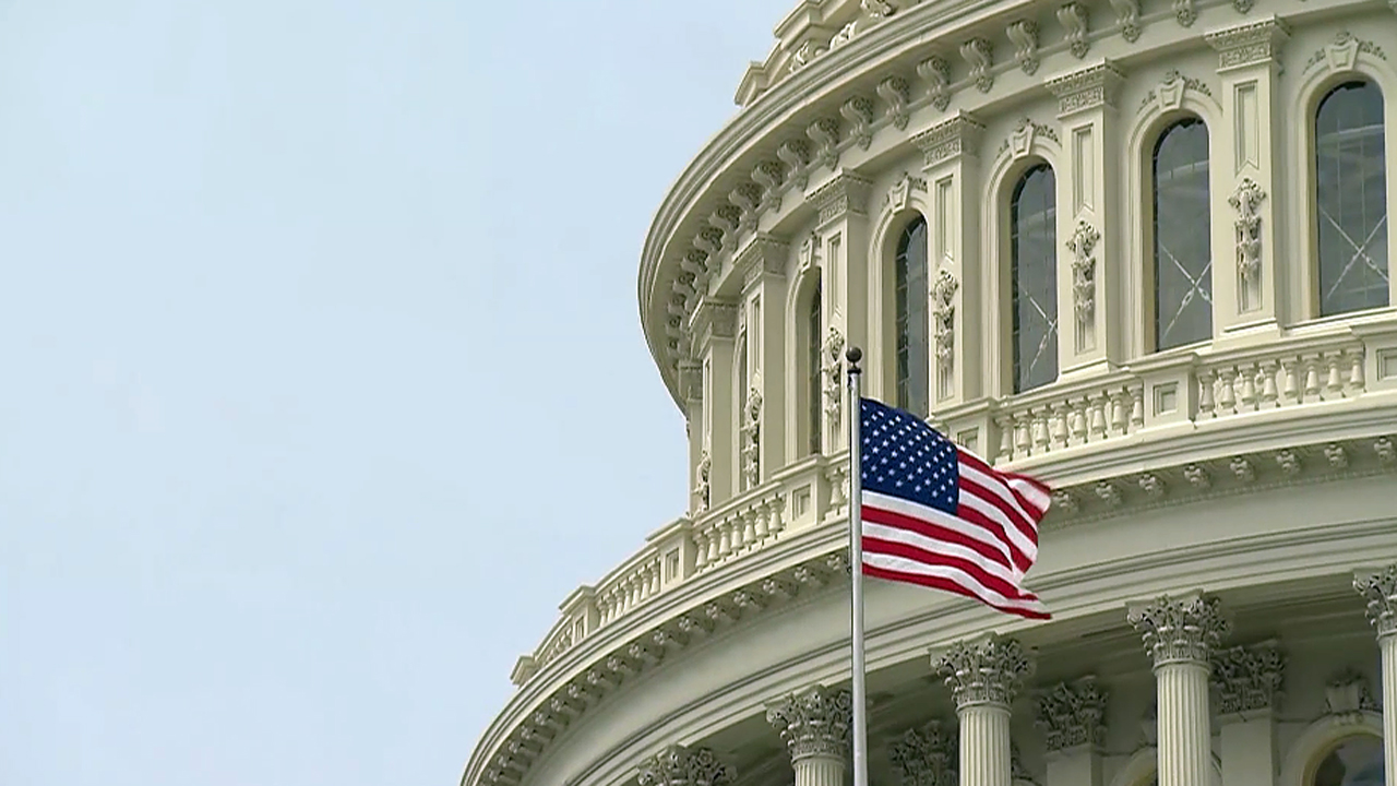 Bildausschnitt: Die US-amerikanische Fahne weht vor dem Kapitol.