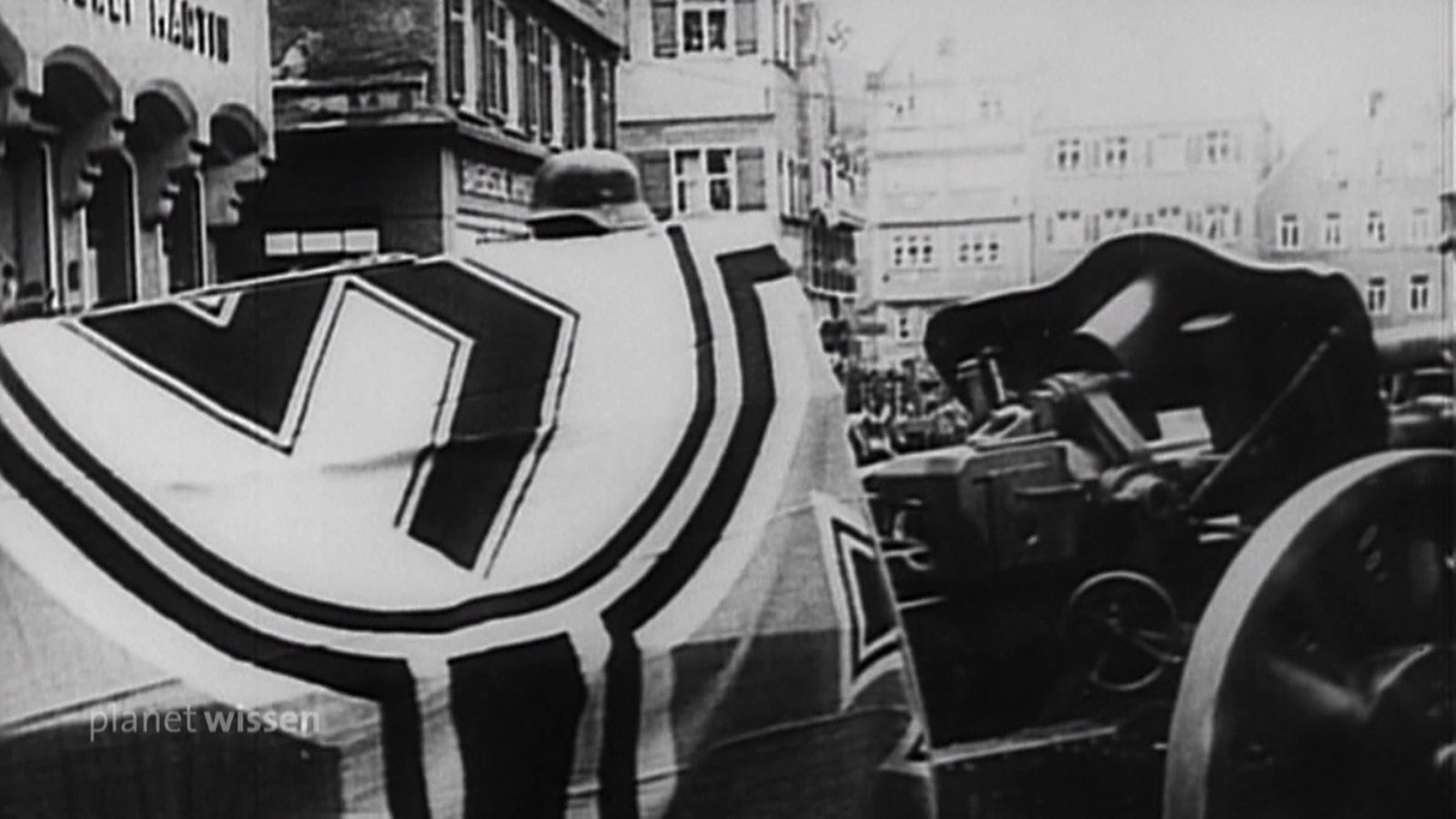 Schwarzweißfotografie: Generalfeldmarschall Erwin Rommels Sarg mit Hakenkreuzbanner wird durch die Straßen Ulms geleitet.