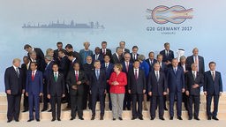 Die politischen Vertreter beim G20 Gipfel in Hamburg 2017 stehen für ein Pressefoto zusammen.