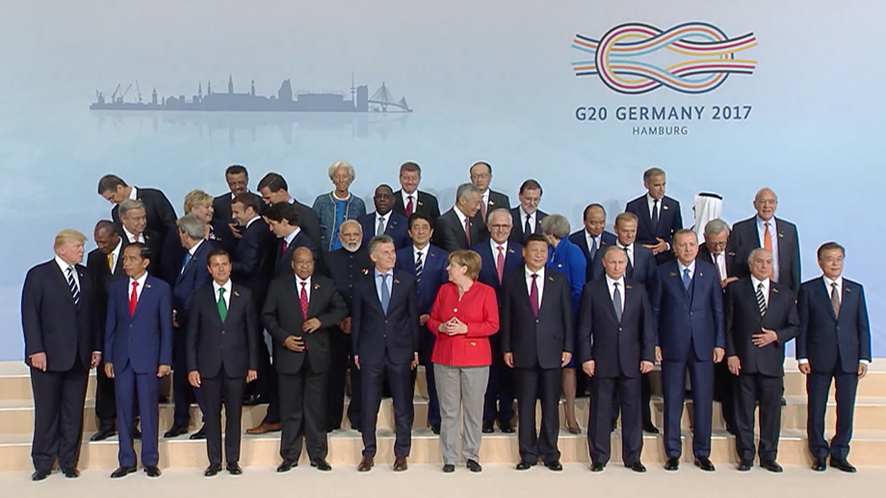 Die politischen Vertreter beim G20 Gipfel in Hamburg 2017 stehen für ein Pressefoto zusammen.
