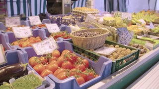 Wochenmarktstand mit Gemüse und Obst