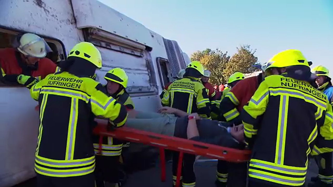 Zahlreiche Feuerwehrleute an einer Unfallstelle.