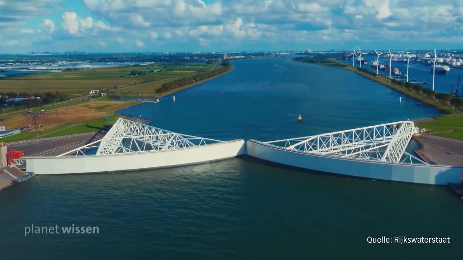 Luftaufnahme des Maeslant-Sperrwerks an der Mündung des Nieuwe Waterweg in den Niederlanden.
