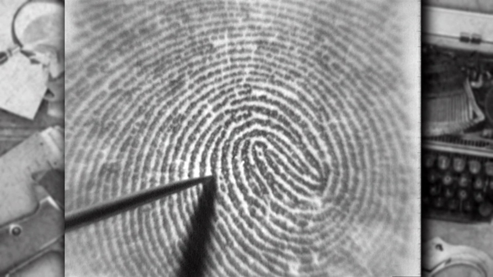 Schwarzweißaufnahme: Vergrößerung eines Fingerabdrucks.