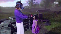 Eine Frau mit VR-Brille steht in einer virtuellen Landschaft vor einem kleinen Mädchen in lila Kleidchen, nach dem sie ihre Hände ausstreckt.